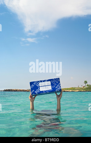 Blaue Briefkästen Russlands in den Händen eines Mannes ertrinken im Meer. Mann unter Wasser, Pakete auf ausgestreckten Armen Stockfoto