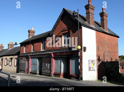 Geschlossen und bestieg, Geschäfte in der Unteren Straße, Haslemere, Surrey. Stockfoto