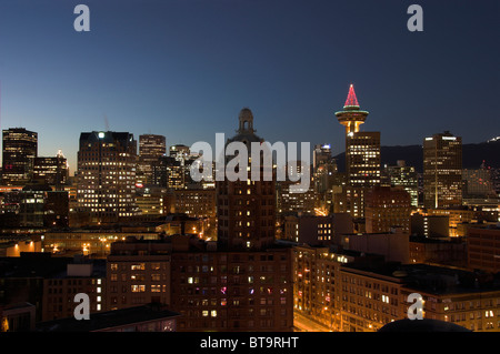 Skyline von VANCOUVER in der Nacht mit Vancouver Sun Tower-Gebäude im Zentrum des Bildes, Britisch-Kolumbien, Kanada. Stockfoto