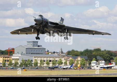 Avro Vulcan B2 XH 558 Flugzeuge in RAF camouflage Landung in Farnborough Airshow 2010 Stockfoto