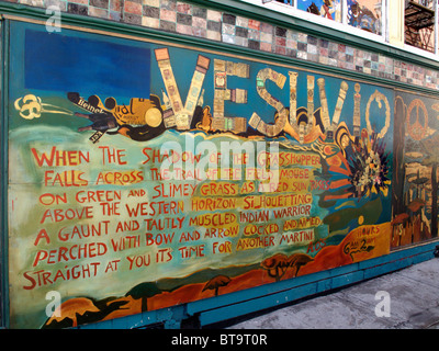 Gemalte Wandbild an der Wand des Vesuvio Cafe Bar in San Francisco, Kalifornien Stockfoto