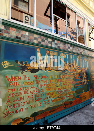 Gemalte Wandbild an der Wand des Vesuvio Cafe Bar in San Francisco, Kalifornien Stockfoto