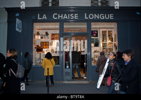 Paris, Frankreich, Straßenszene, Le Marais-Viertel, lokale Gabe Ladenfront, "La Chaise Lounge", Nacht Stockfoto