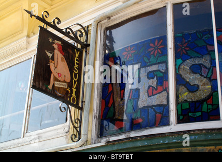 Gemalte Wandbild an der Wand des Vesuvio Cafe Bar in San Francisco, Kalifornien Stockfoto