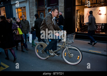 Paris, Frankreich, Shopping Street Scene, Le Marais District, man reitet Velib Fahrrad auf der geschäftigen Straße; Gentrifizierung, Radfahren Paris, Mann allein Fahrradurlaub Stockfoto