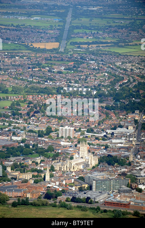 Luftaufnahme von Gloucester mit der Kathedrale und A40 Straße nach Cheltenham (oben) UK Stockfoto