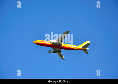 DHL Cargo Boeing 767 Flugzeug abheben, Heathrow Airport, Greater London, England, Vereinigtes Königreich Stockfoto