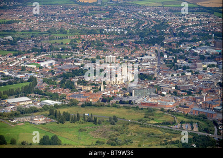 Luftaufnahme von Gloucester mit Kingsholm Rugby-Stadion (links), Kathedrale, Gefängnis (rechts) und Docks (unten rechts) UK Stockfoto