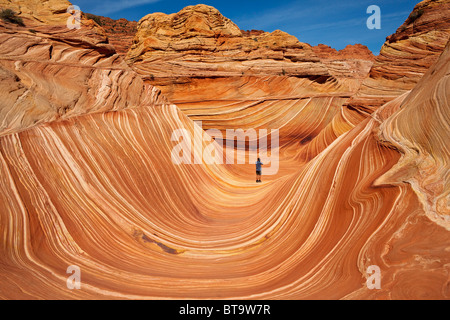 Tourist in The Wave, Felsformation im Coyote Buttes North, Paria Canyon-Vermilion Cliffs Wilderness, Utah, Arizona, USA Stockfoto