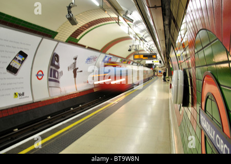 Die U-Bahn-Station Piccadilly Circus Plattform, Piccadilly, West End, City of London, Greater London, England, Vereinigtes Königreich Stockfoto