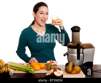 Schöne Frau, trinken und genießen Sie einen frisch gepressten Bio-Obst-Saft gemacht mit ihrem Entsafter in Küche, isoliert. Stockfoto