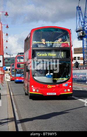 Doppeldecker-Busse überqueren Blackfriars Bridge, City of London, Greater London, England, Vereinigtes Königreich Stockfoto