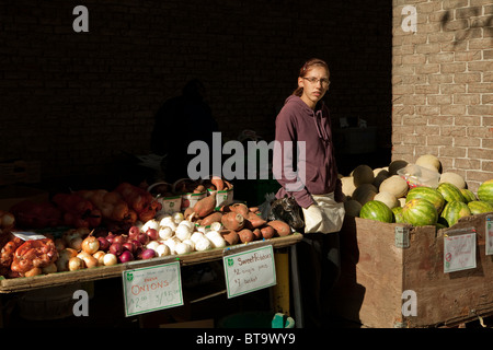 Ein junger Anbieter auf eine Outdoor-Stall im Nordgebäude des St. Lawrence Market in Toronto. Stockfoto