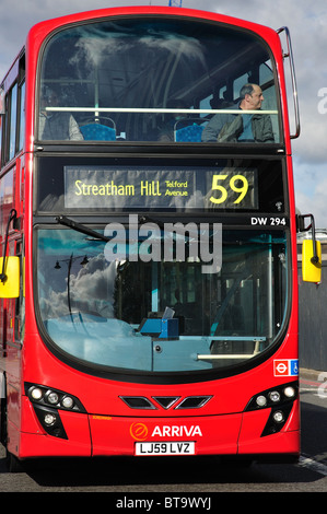 Doppeldecker-Bus überqueren Blackfriars Bridge, City of London, Greater London, England, Vereinigtes Königreich Stockfoto
