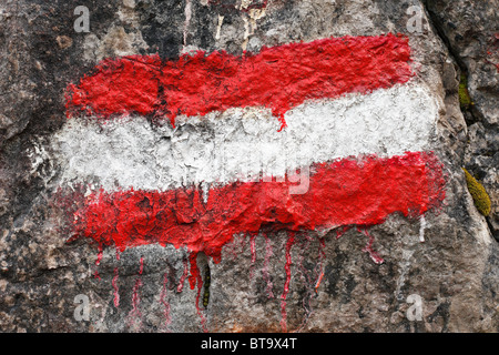 Trail Marker in den österreichischen Nationalfarben, Kärnten, Österreich, Europa Stockfoto