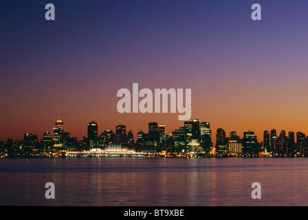 Blick auf die Skyline von Vancouver in der Nacht vom Lonsdale Quay Stockfoto