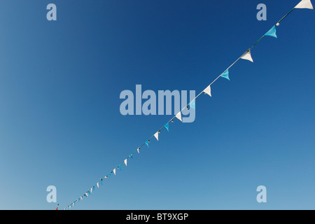 Boot-flags, weiße und blaue Flaggen vor blauem Himmel Stockfoto