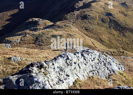 Walker den Weg aus Meall Dhamh (806m) vor die steilen Schulter Cruach Ardrain bis zum Gipfel (1046m) aufsteigend absteigend Stockfoto