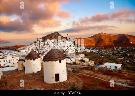 Die Windmühlen mit Blick auf Stadt Chora. IOS Cylcades Inseln, Griechenland. Stockfoto