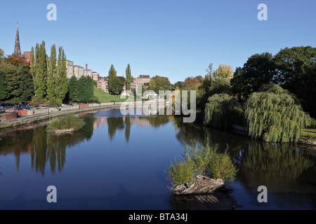 Feine herbst Wetter diese Szene einer Ansicht schmückt aus der englischen Brücke in Shrewsbury, den Fluss Severn unten. Stockfoto