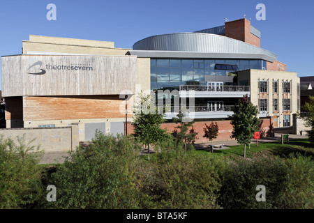 Von der Walisischen Brücke an einem schönen Herbsttag gesehen, das Theater Nordhausen, das im März 2009 eröffnet und von Wilmot Dixon gebaut. Stockfoto