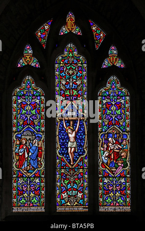 Ein Buntglasfenster mit Szenen aus der Passion und der Darstellung im Tempel, East Buckland Church, Devon Stockfoto