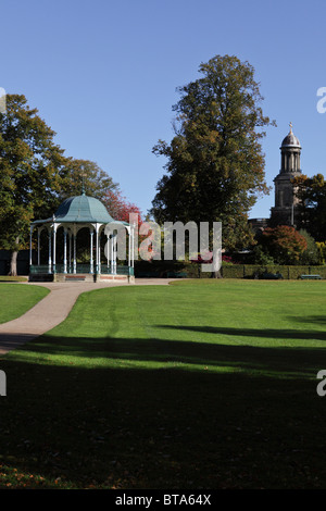 Der Steinbruch öffentlichen Park in Shrewsbury, hier zu sehen mit langen Schatten ab Herbst Sonnenschein. Stockfoto