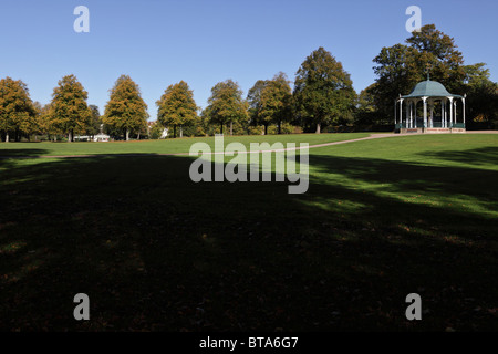 Der Steinbruch öffentlichen Park in Shrewsbury, hier zu sehen mit langen Schatten ab Herbst Sonnenschein. Stockfoto