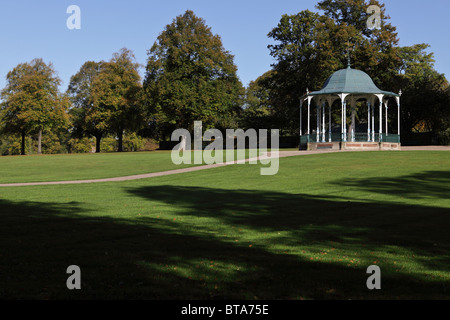 Der Steinbruch öffentlichen Park in Shrewsbury, hier zu sehen mit langen Schatten ab Herbst Sonnenschein. Stockfoto