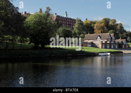 Das Bootshaus und die Schule betrachtet von der Steinbruch-Seite des Flusses Severn in Shrewsbury an einem schönen Herbsttag. Stockfoto