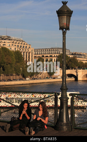 Frankreich, Paris, Pont des Arts, Menschen, Seineufer, Stockfoto