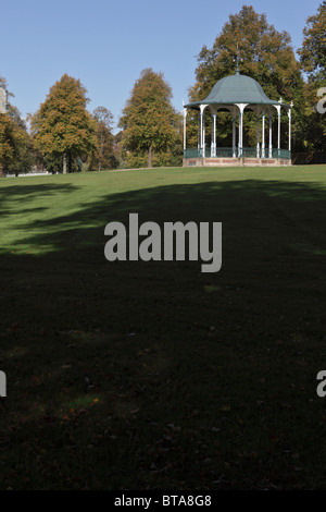 Der Steinbruch öffentlichen Park in Shrewsbury, hier zu sehen mit langen Schatten ab Herbst Sonnenschein. Stockfoto