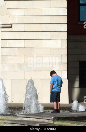 Fuß unter der Brunnen neben Birminghams Hauptanschluß Kanal. Entworfen von Thomas Telford. Der neue Hauptlinie läuft throu Stockfoto