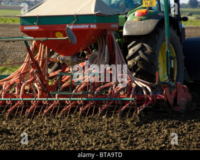 Sämaschine Accord Pneumatik DA hautnah Funktionsweise an einem hellen sonnigen Oktobertag in einem Norfolk-Feld angebracht an einem John Deere Stockfoto