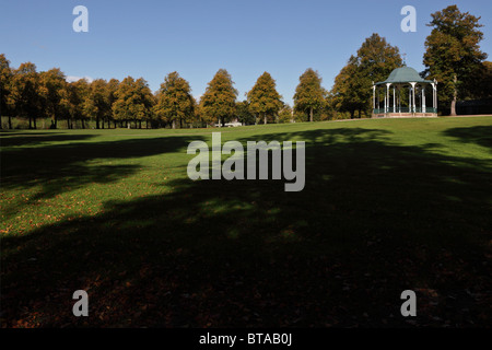 Der Steinbruch öffentlichen Park in Shrewsbury, hier zu sehen mit langen Schatten ab Herbst Sonnenschein. Stockfoto