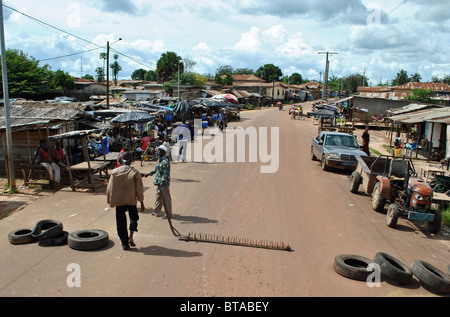 Straßensperre in Guiglo, westlichen Elfenbeinküste, Westafrika. Stockfoto