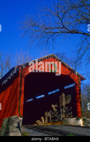 Historischer Pool Forge rot überdachte Brücke Weihnachtslichter im Freien ländlichen, Lancaster County, Pennsylvania, USA, US pt Winter Pa Bilder Stockfoto