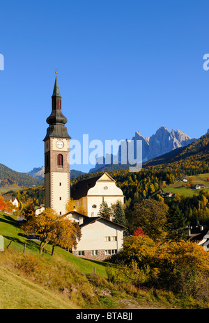 Kirche von St. Peter mit Geisler massiv, Valle di Villnösser Tal, Dolomiten, South Tyrol, Italien, Europa Stockfoto