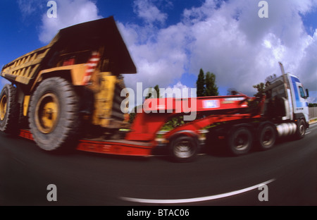 Tieflader LKW mit schweren Riesen-Lkw auf Anhänger, die Reisen auf der A1/M1 Autobahn Leeds Yorkshire uk Stockfoto