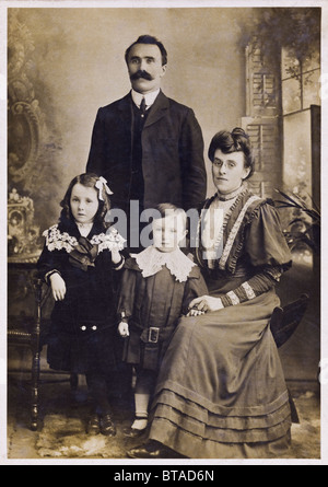 Edwardianische Familie um 1907 Vater John Morris Ehefrau Evelyn Tochter Beryl und Sohn Hylton von Pontypool South Wales UK Stockfoto