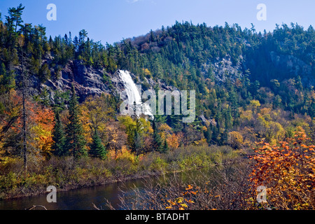 Bridal Veil Falls im Herbst am Agawa Canyon in der Nähe von Sault Bade-in Nordontario; Kanada Stockfoto