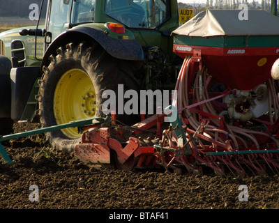 Sämaschine Accord Pneumatik DA hautnah Funktionsweise an einem hellen sonnigen Oktobertag in einem Norfolk-Feld angebracht an einem John Deere Stockfoto