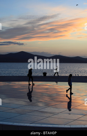 Kroatien, Zadar, Sonnenuntergang, Menschen, Gruß an die Sonne-Denkmal, Stockfoto