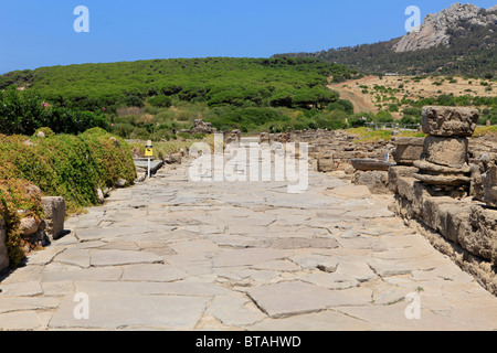 Alten asphaltierten Straße auf die römische Siedlung Baelo Claudia in Südspanien Stockfoto