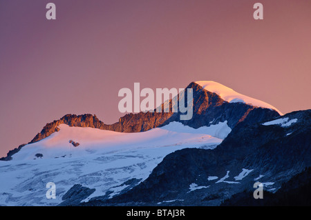 Eldorado-Peak und Eldorado Gletscher bei Sonnenaufgang von Cascade Pass Trailhead, North Cascades National Park, Washington. Stockfoto