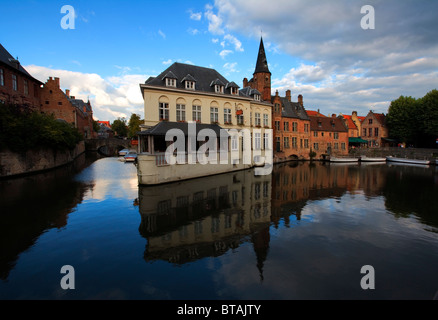 Kanal-Side View des Duc de Bourgoigne Hotel, Brügge, Belgien, Europa Stockfoto