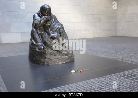 Neue Wache, Denkmal für die Opfer des Faschismus und Militarismus in Berlin, Deutschland Stockfoto