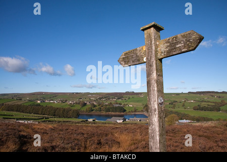 Wegweiser auf Bronte Weg in der Nähe von Haworth, West Yorkshire Stockfoto