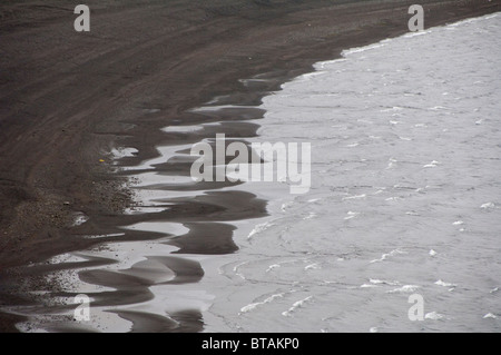 Island, Halbinsel Reykjanes Kleifarvatn. Schwarzen Sand Strand des größten Sees auf der Reykjanes-Halbinsel. Stockfoto