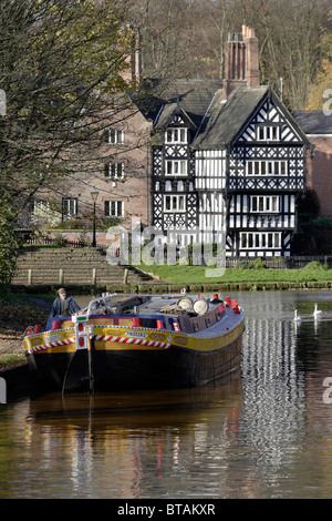 Schiff vor Anker am Bridgewater Kanals mit der Paket-Haus hinter. Worsley, größere Manchester UK © Chris Stockfoto